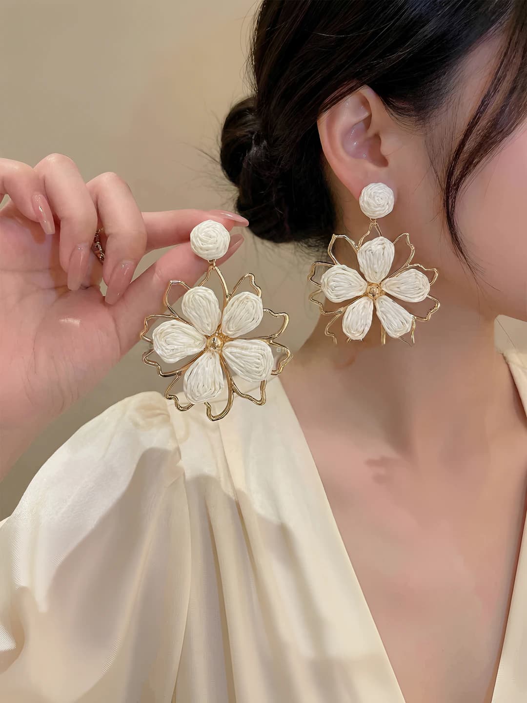 Off-white floral earrings (pair, 5.7 cm)