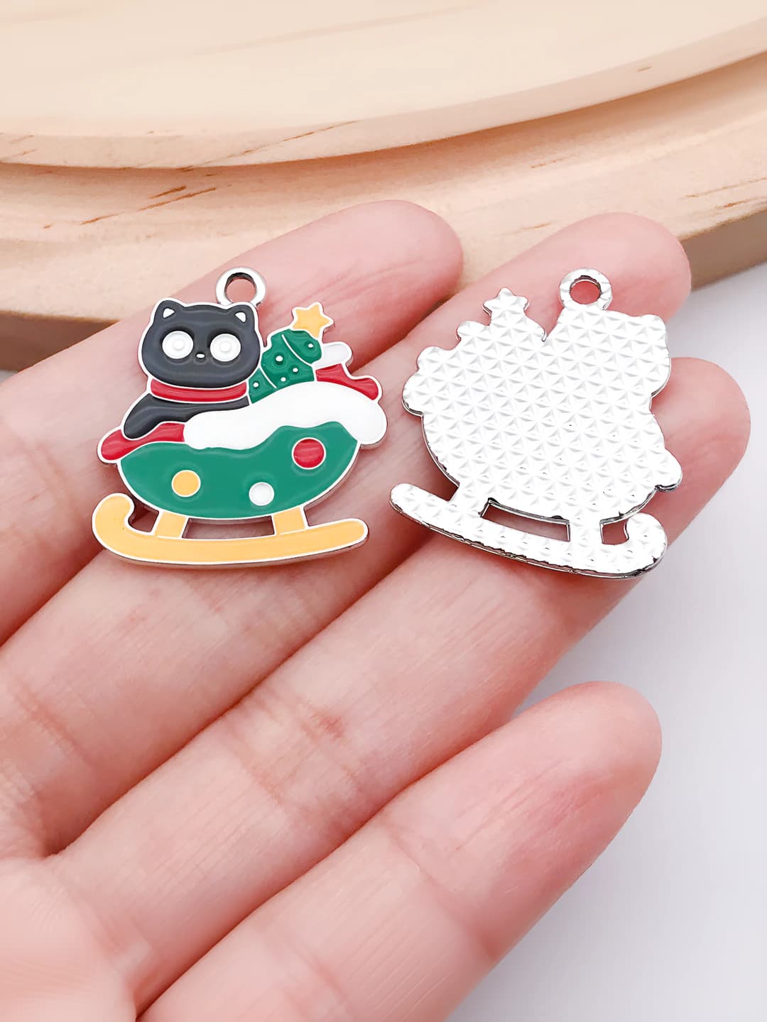 White K green sleigh cat 25x22mm-1.95g