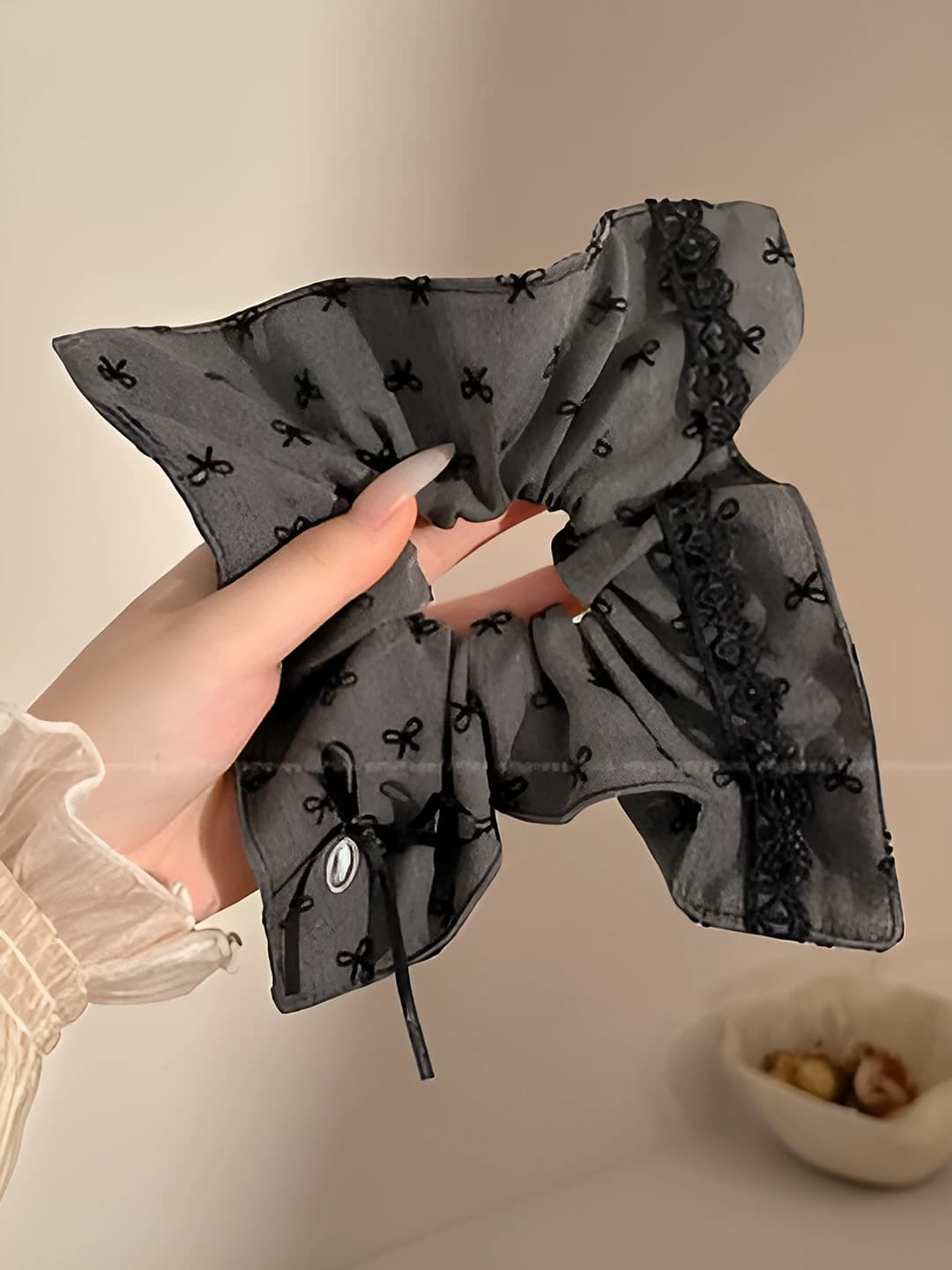 Grey bow square 20 cm