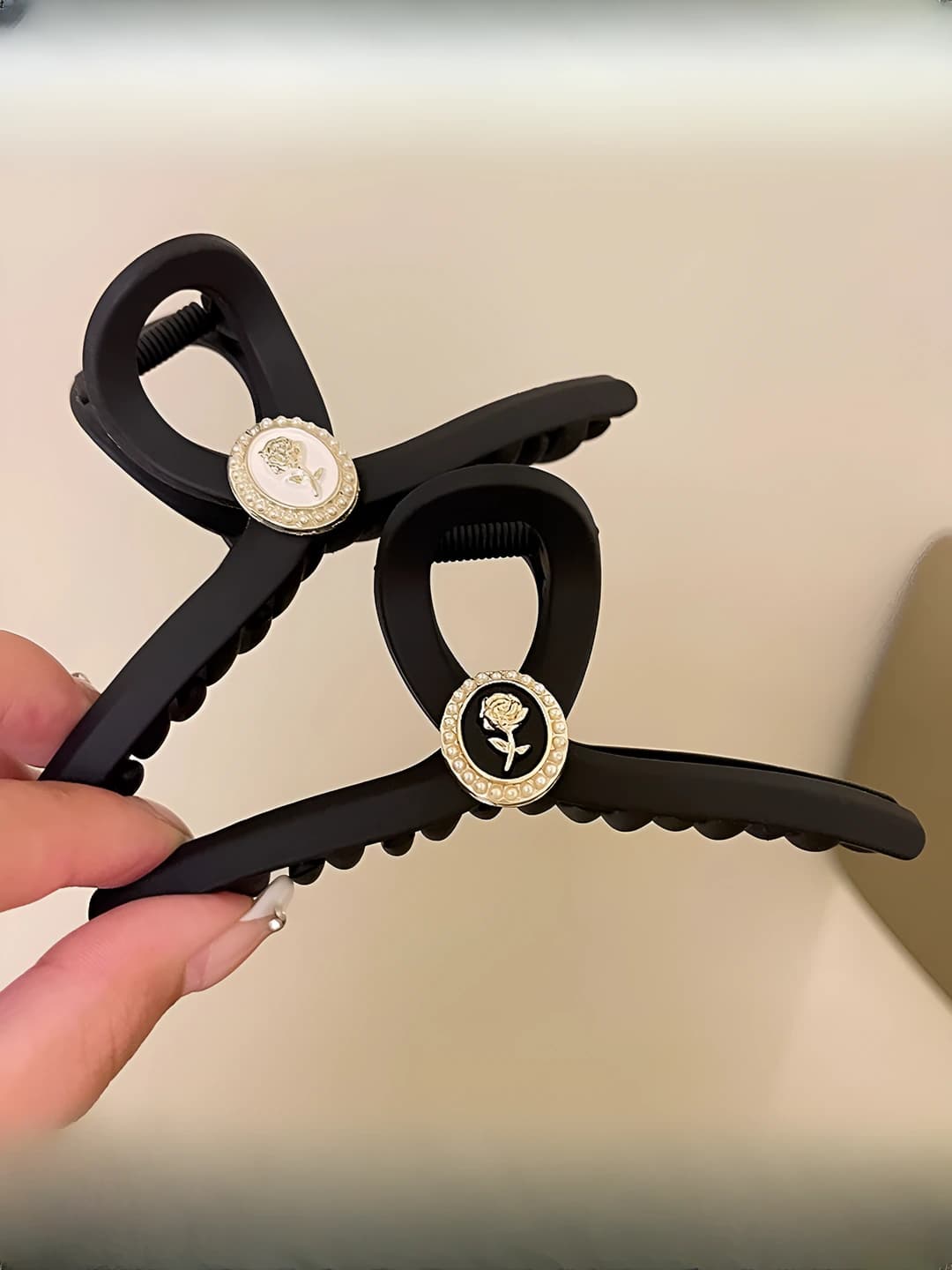 Women's hair clips and combs: 2026 large claw clip with tulip design element, light luxury style