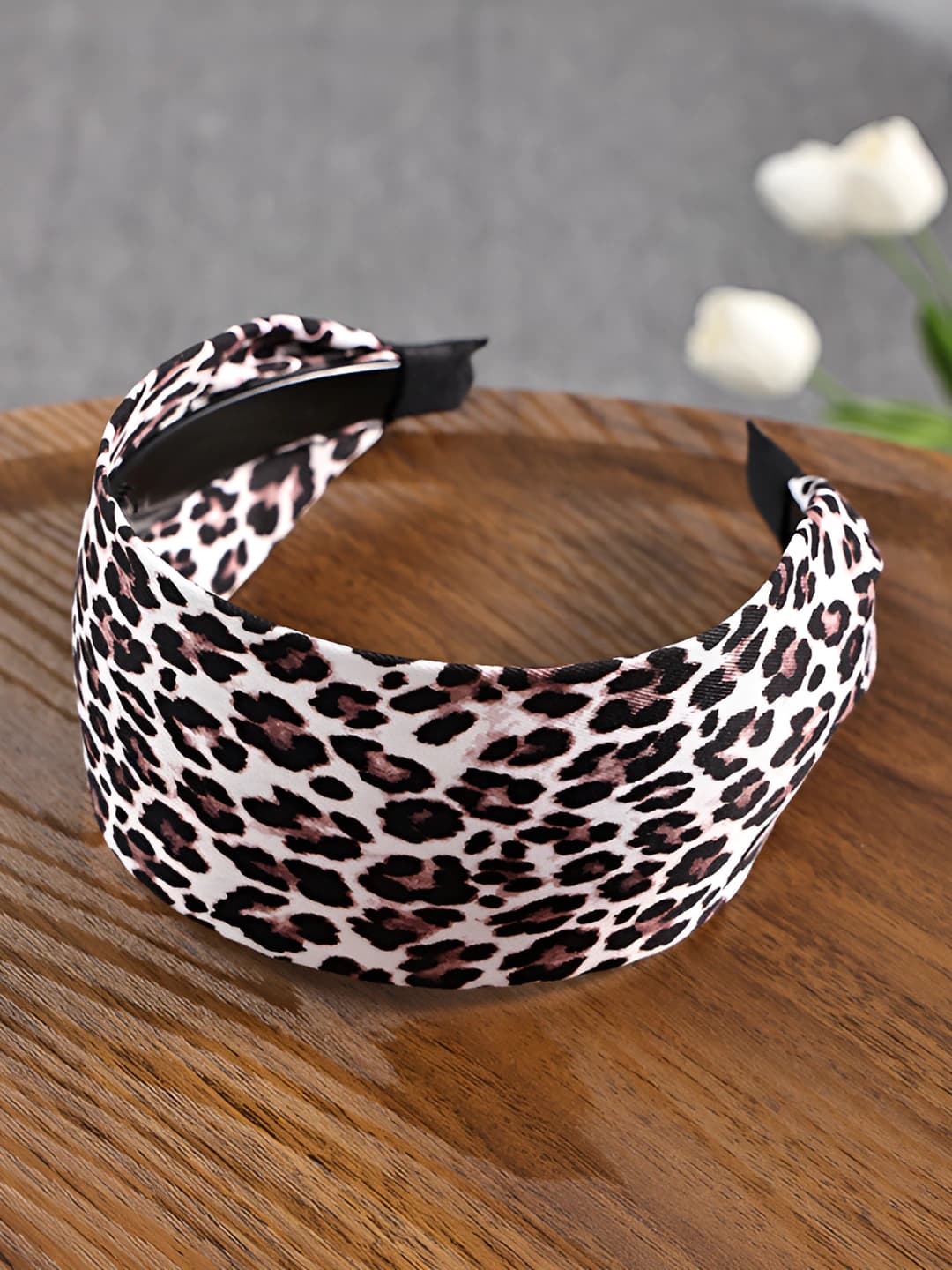 Oq asosli leopard