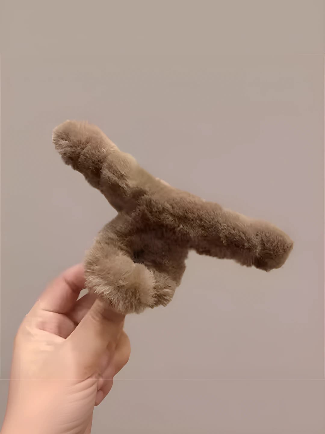 Светло-кофейный большой меховой зажим (11CM)
