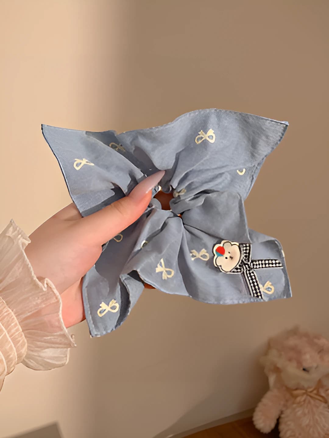 Blue bow, square