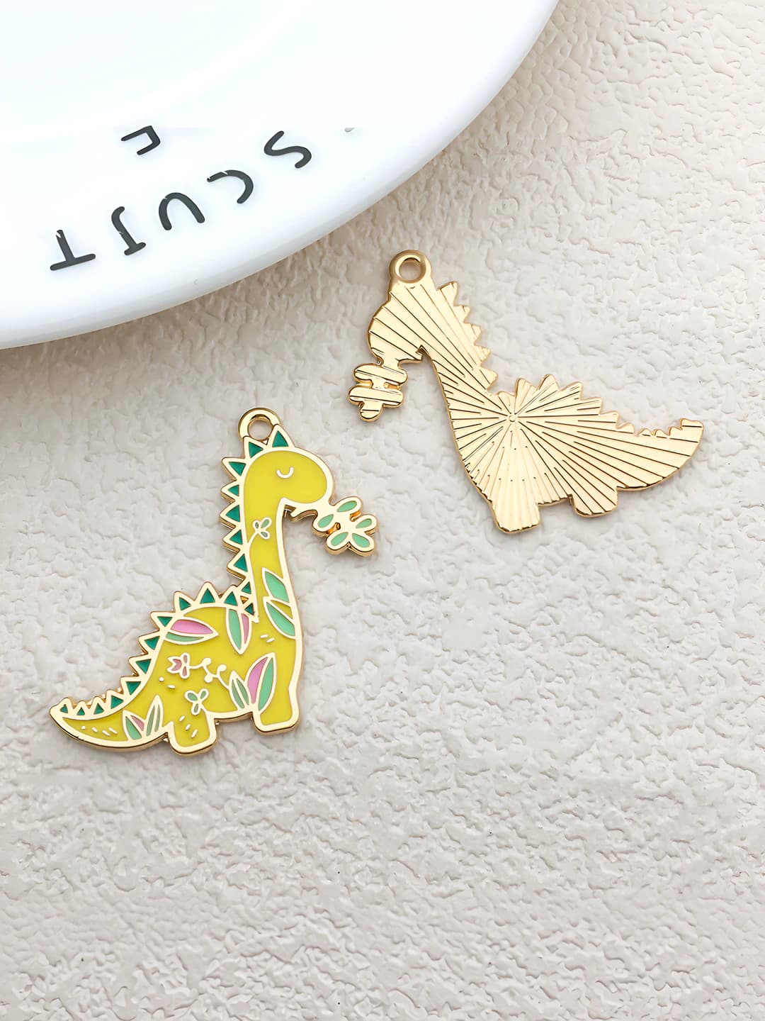 1 pc yellow kc gold epoxy dinosaur 33x32mm-2.8g-18106