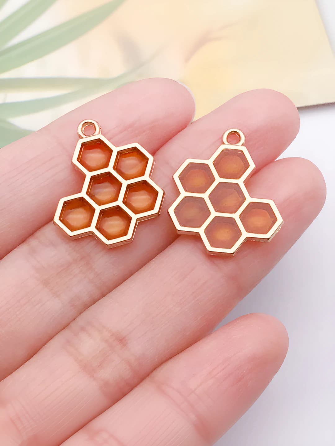 1 pc double-sided epoxy bee 17×21mm-1.1g-13955