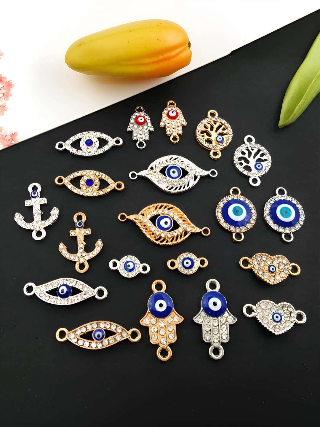 Ayollar uchun DIY sharmlar: shayton ko'zi, ikki teshikli, toshli, lyor, hamsa, hayot daraxti, yurak