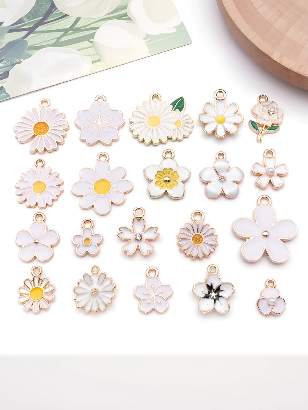 Ayollar uchun DIY gullar qotishmasi sharmlari: oq xurjakon, quyoshgul, liliya, lotus va boshqa naqshlar