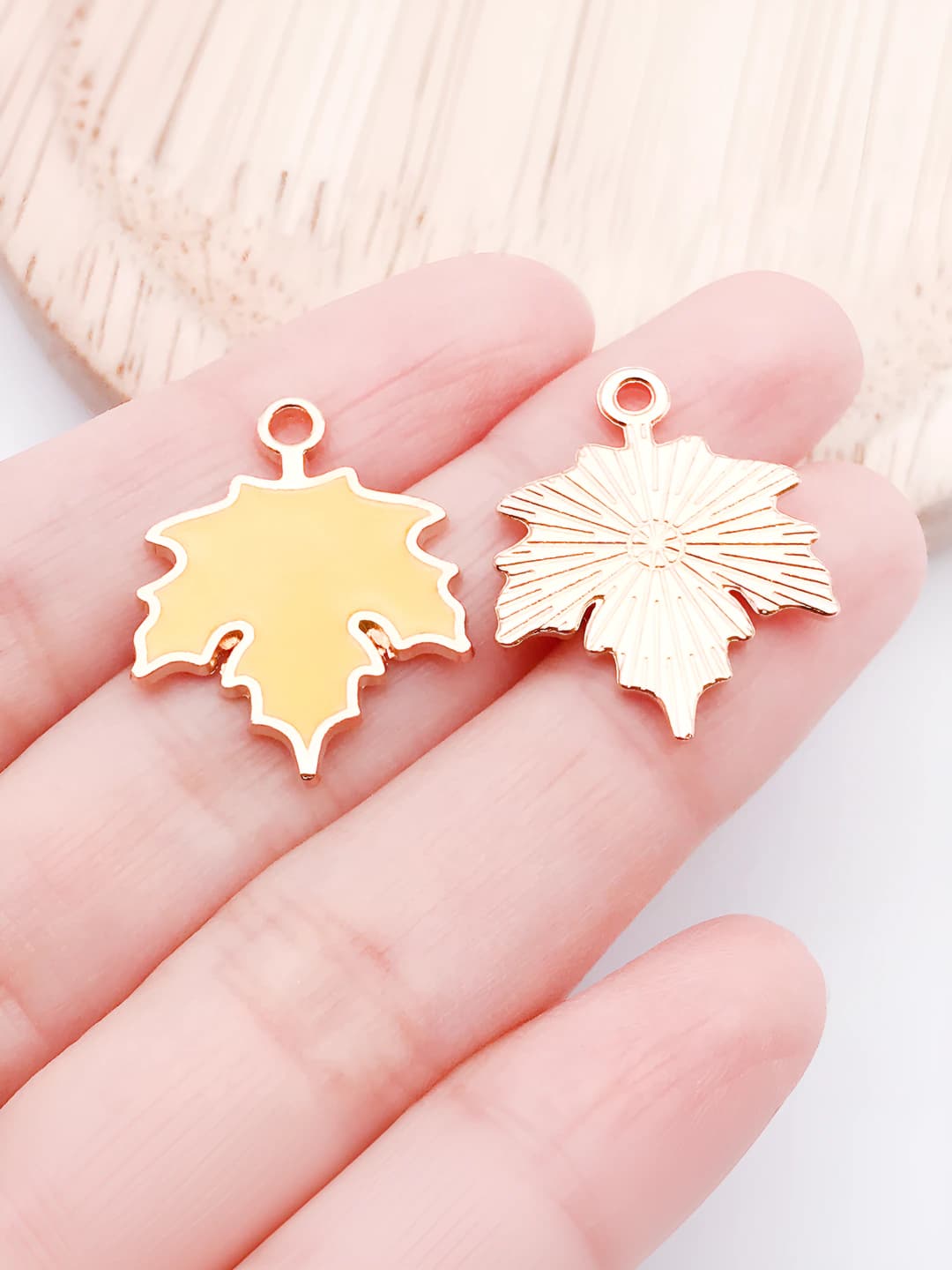 Тёмно-жёлтый кленовый лист 19x24mm