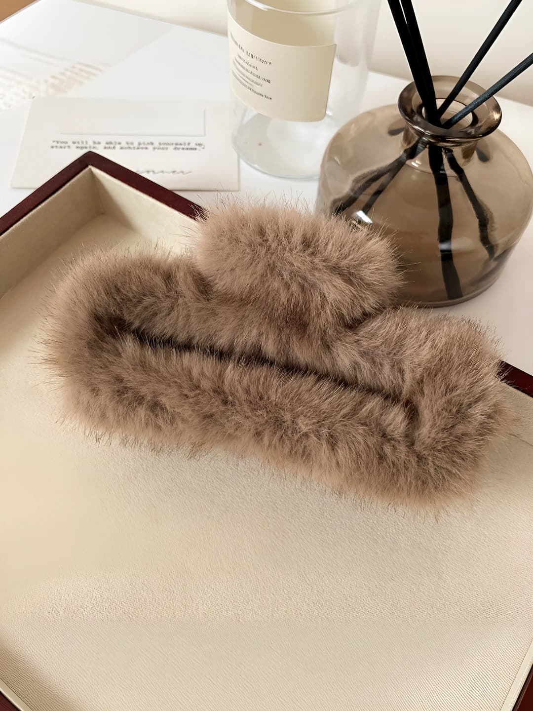 Кофейный меховой зажим