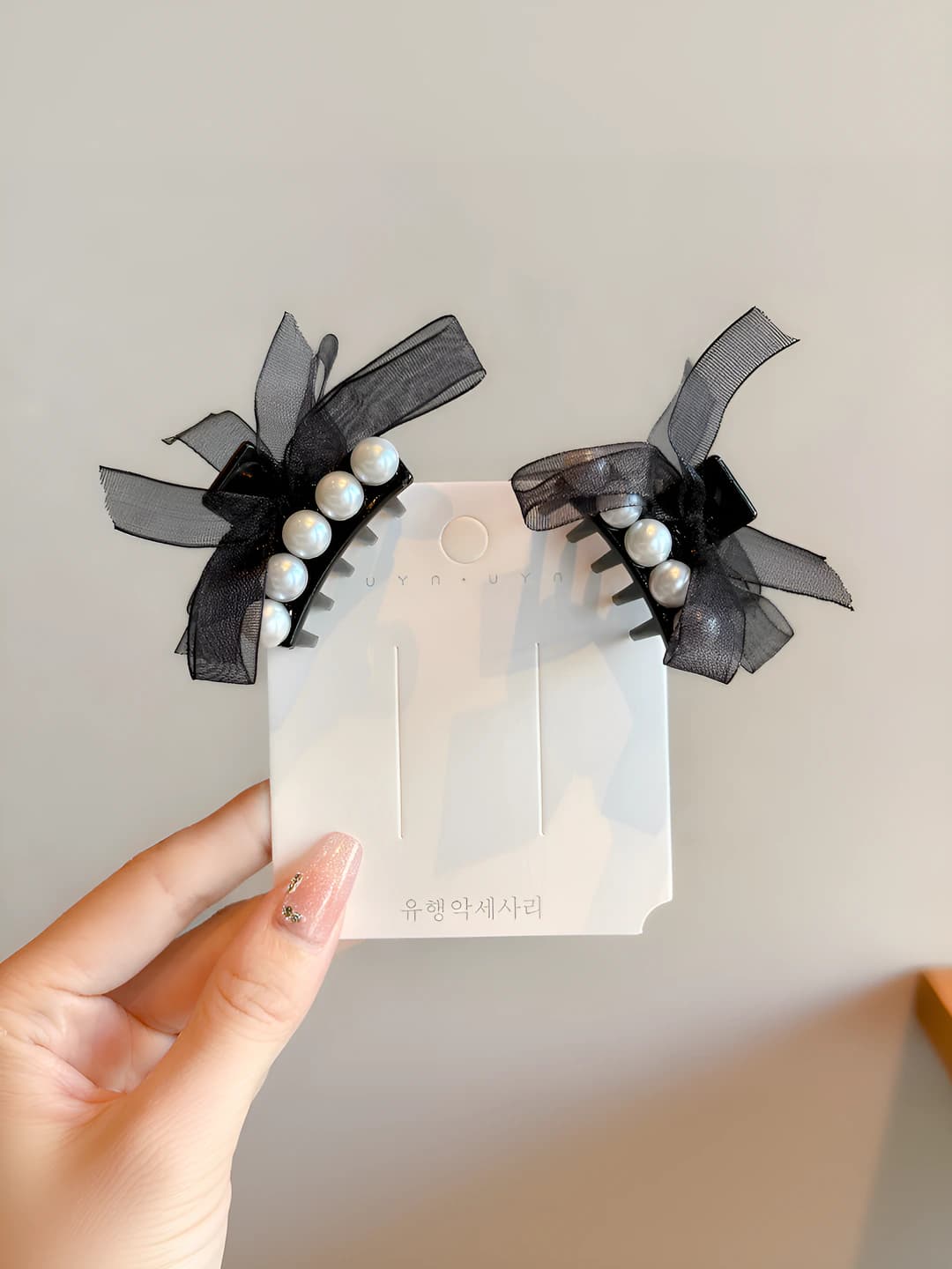 Black mesh pearl bow clip, 1 pair