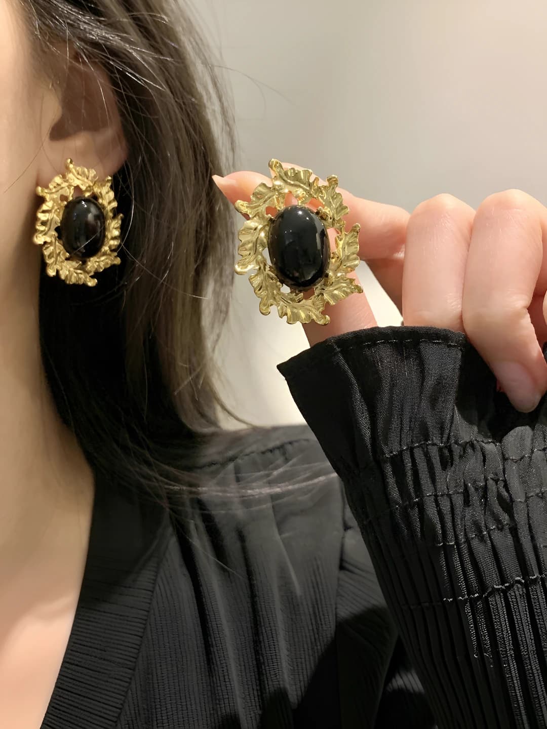 Women's black and gold oval retro style earrings