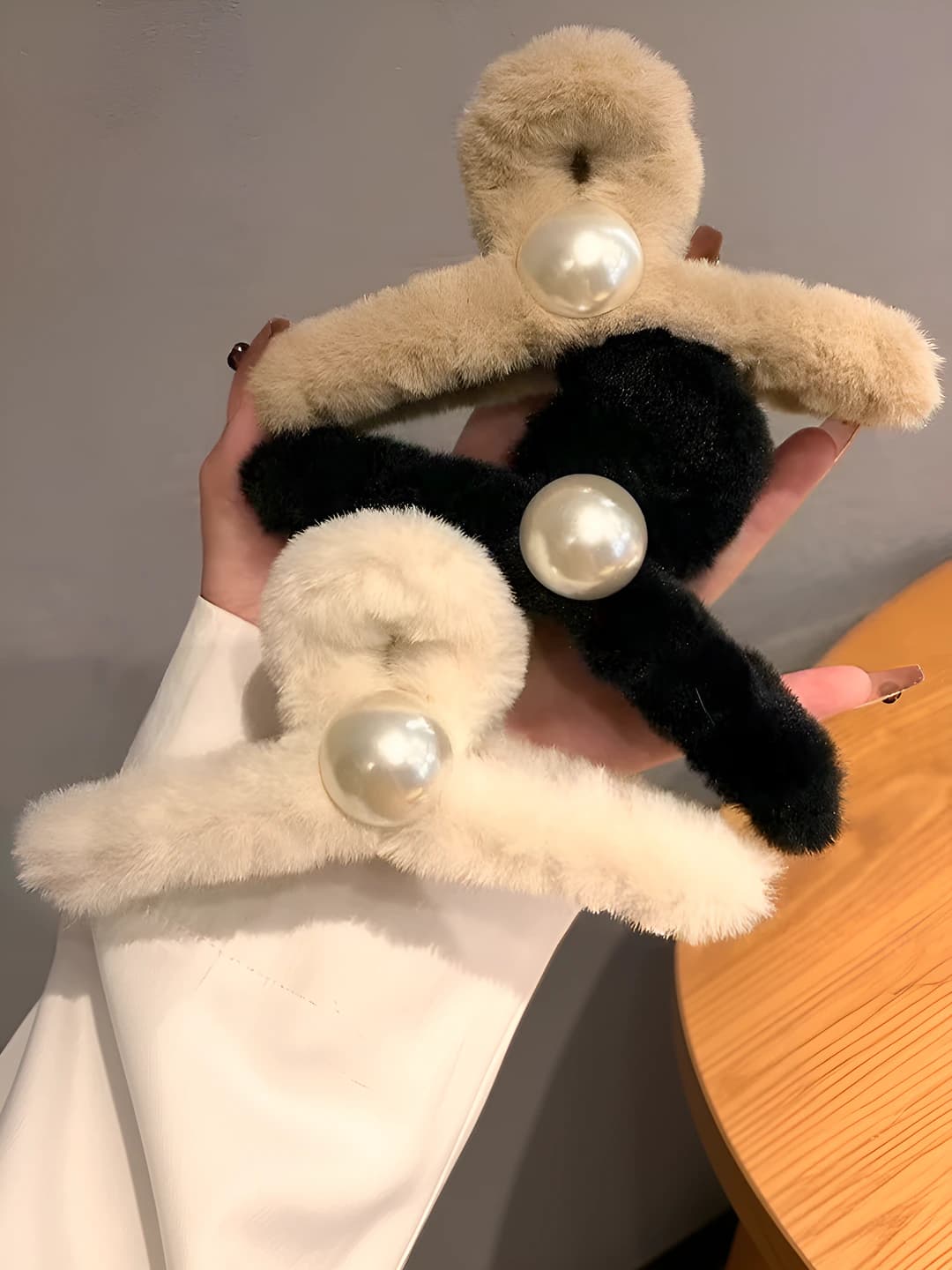 Women's large faux-fur and pearl hair clip (shark clip) for autumn-winter