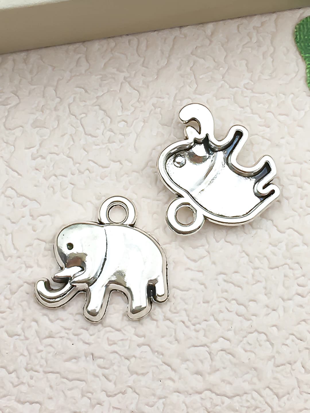 Elephant and baby elephant 14x14.5mm 1.1g