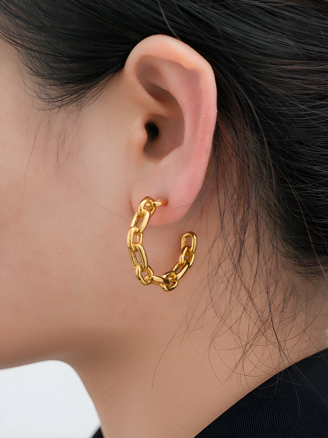 Cast chain C-shape earrings, gold