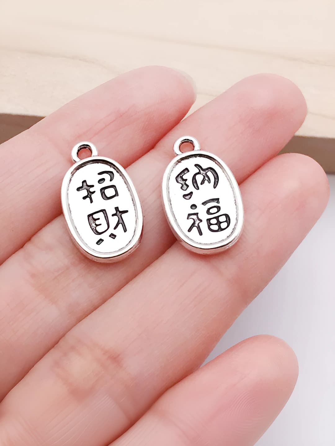 1 dona qadimiy kumush bir tomon boylik ikkinchi tomon baxt 11x19mm-1.3g
