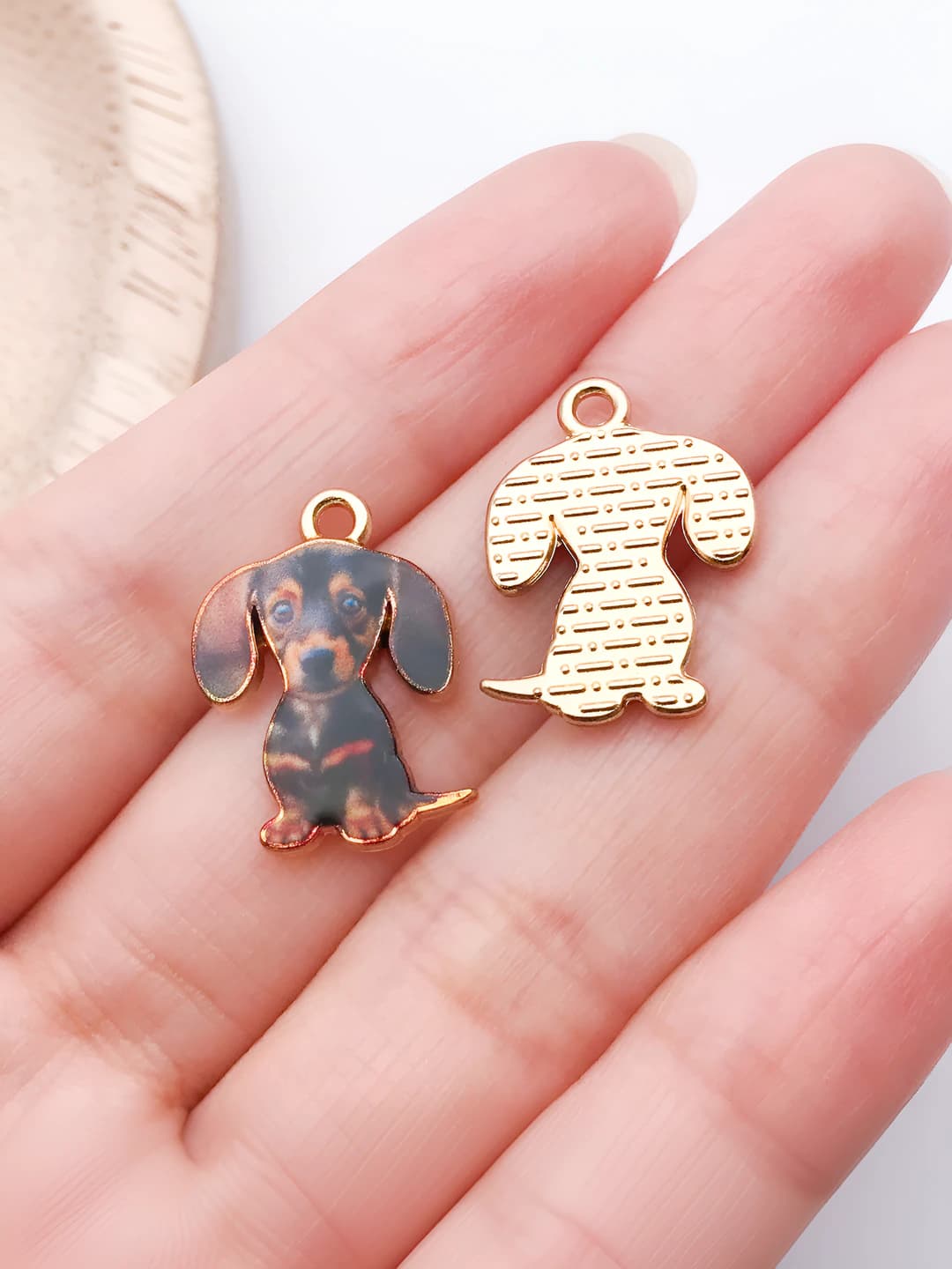 Dark brown sitting dachshund, 21x15mm, 1.3g