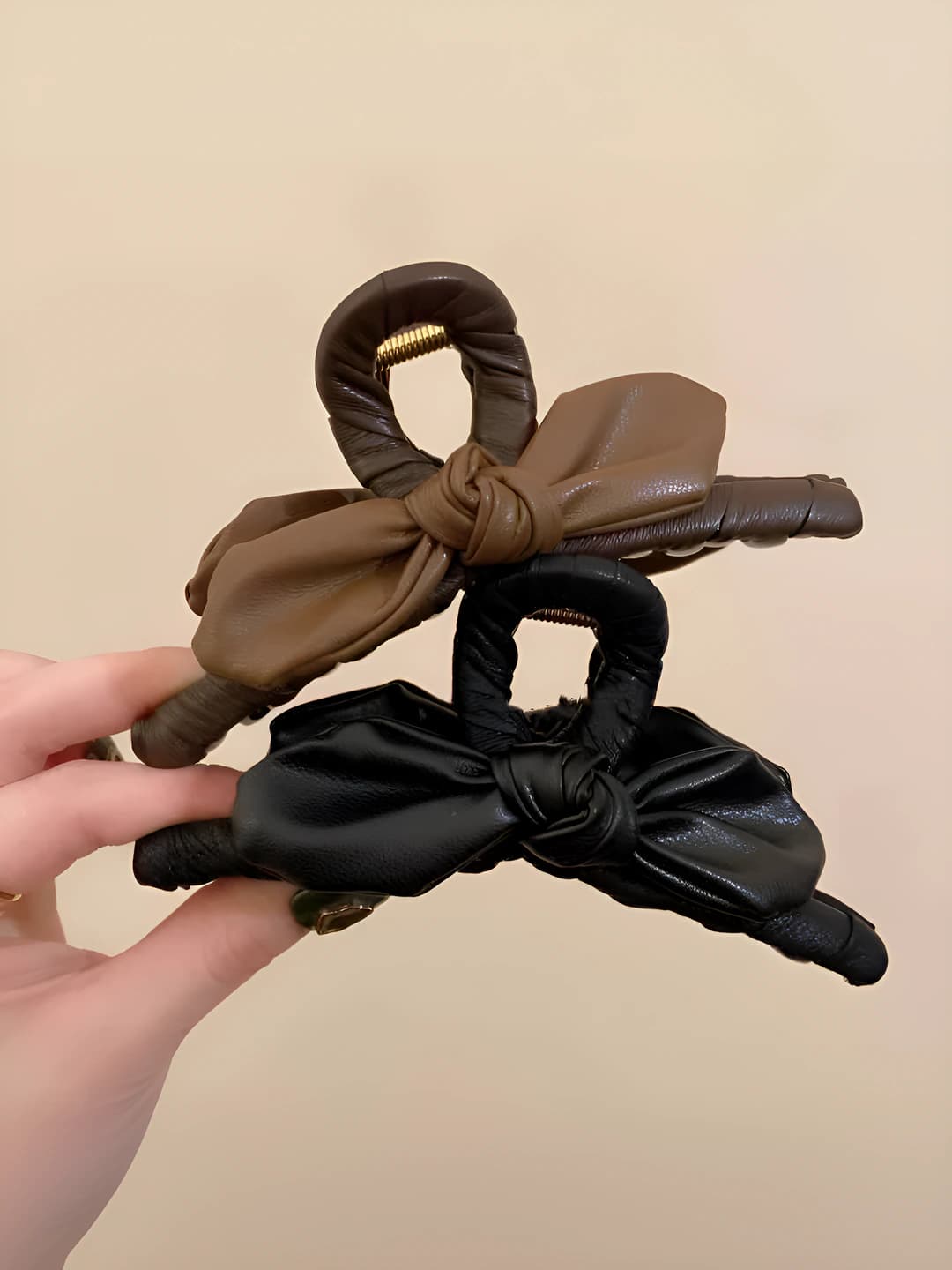 Ayollar uchun terili bow soch toʻgʻnagʻich (shark clip), qoʻlda ishlangan, fransuz uslubidagi bichik