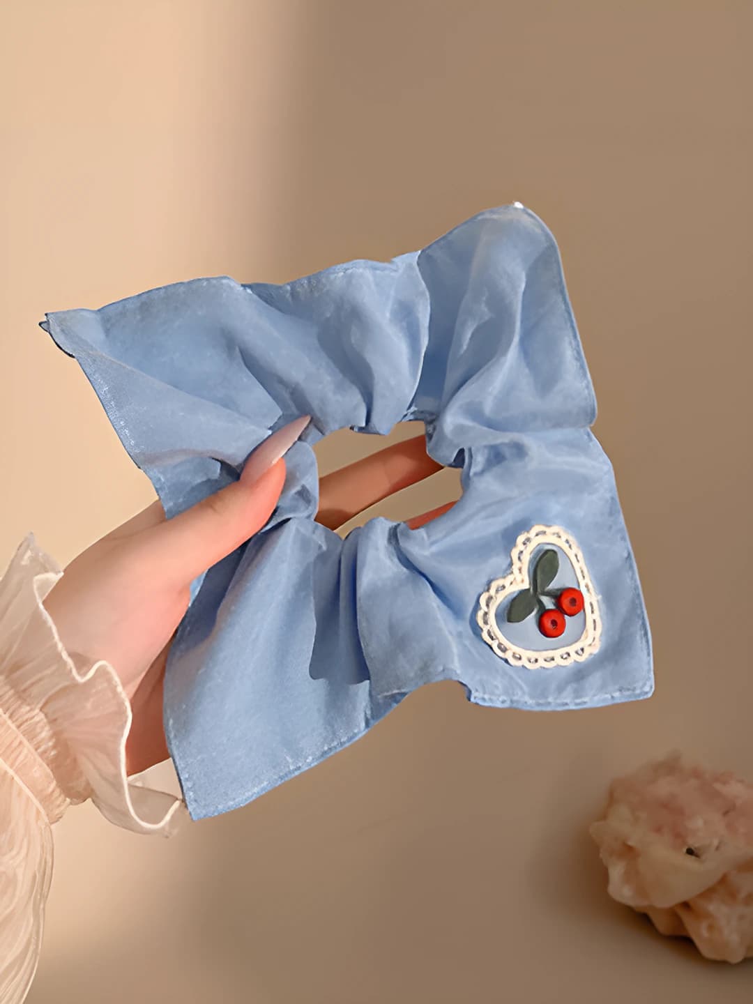 Ko'k shirinli kvadrat sharf soch to'ri
