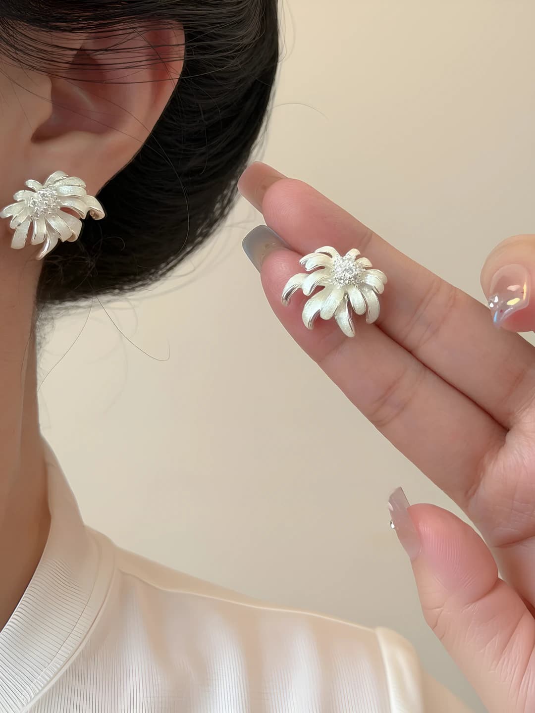 Women's summer chamomile flower stud earrings in a light and elegant style
