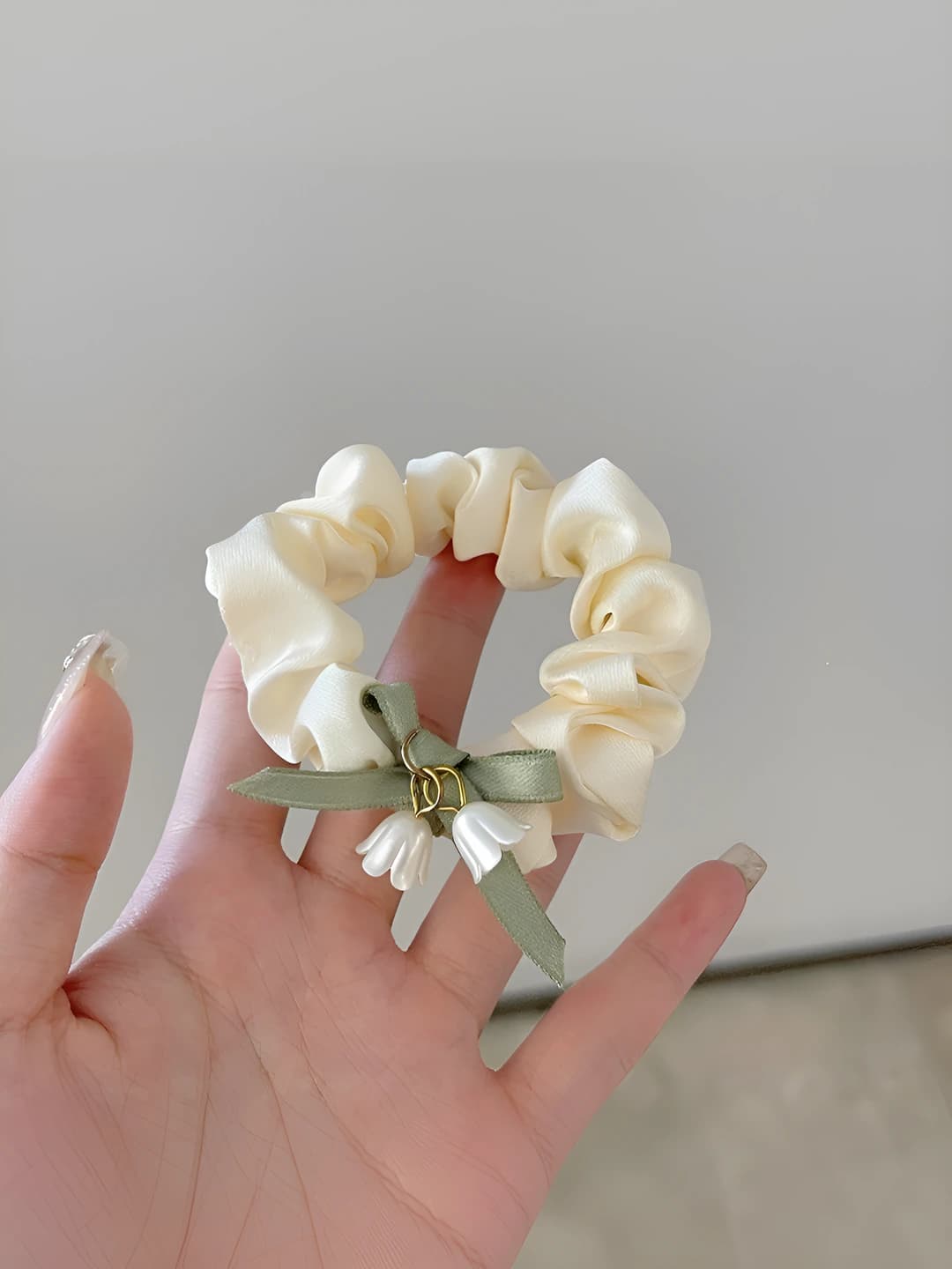 1# Beige floral bow