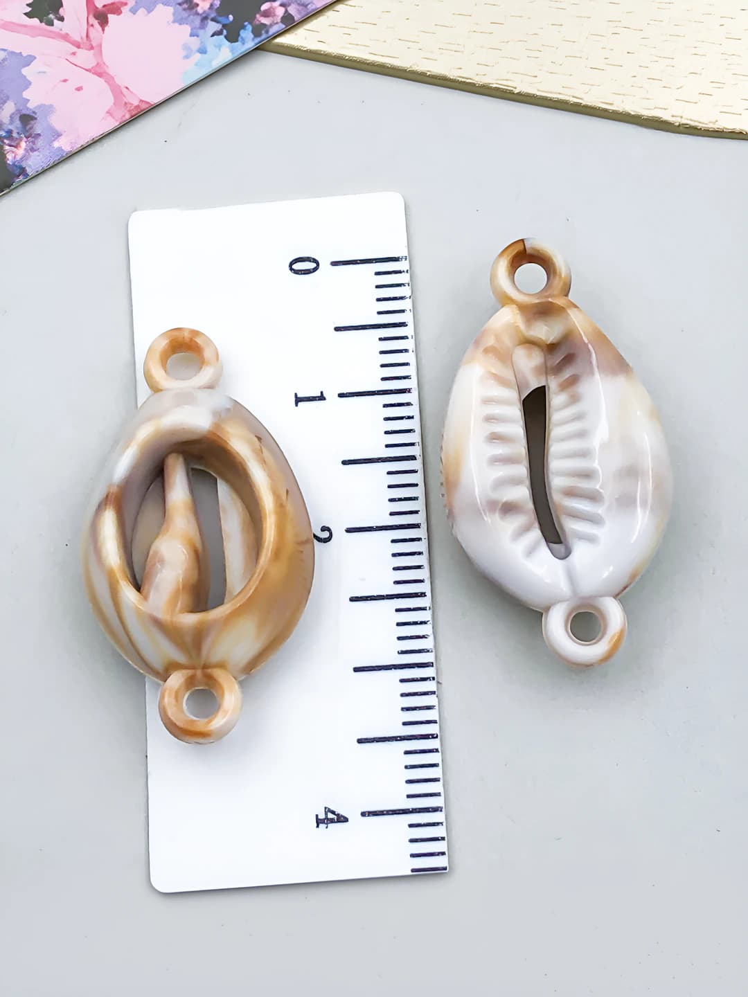 1 dona Bej akril dengiz qo'ng'iroq, 2 teshik, 2 osma, 30x16x8mm, 1.46g