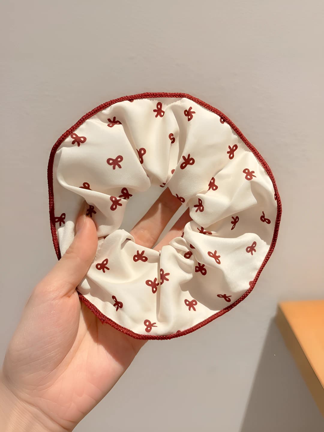 White bow print, 14 cm