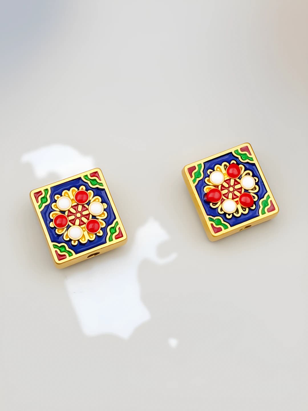 1 pc Blue-red, 11x11mm, 2.5g