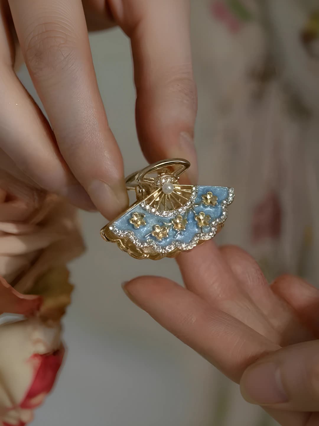 Fan-shaped plum crystal small clip