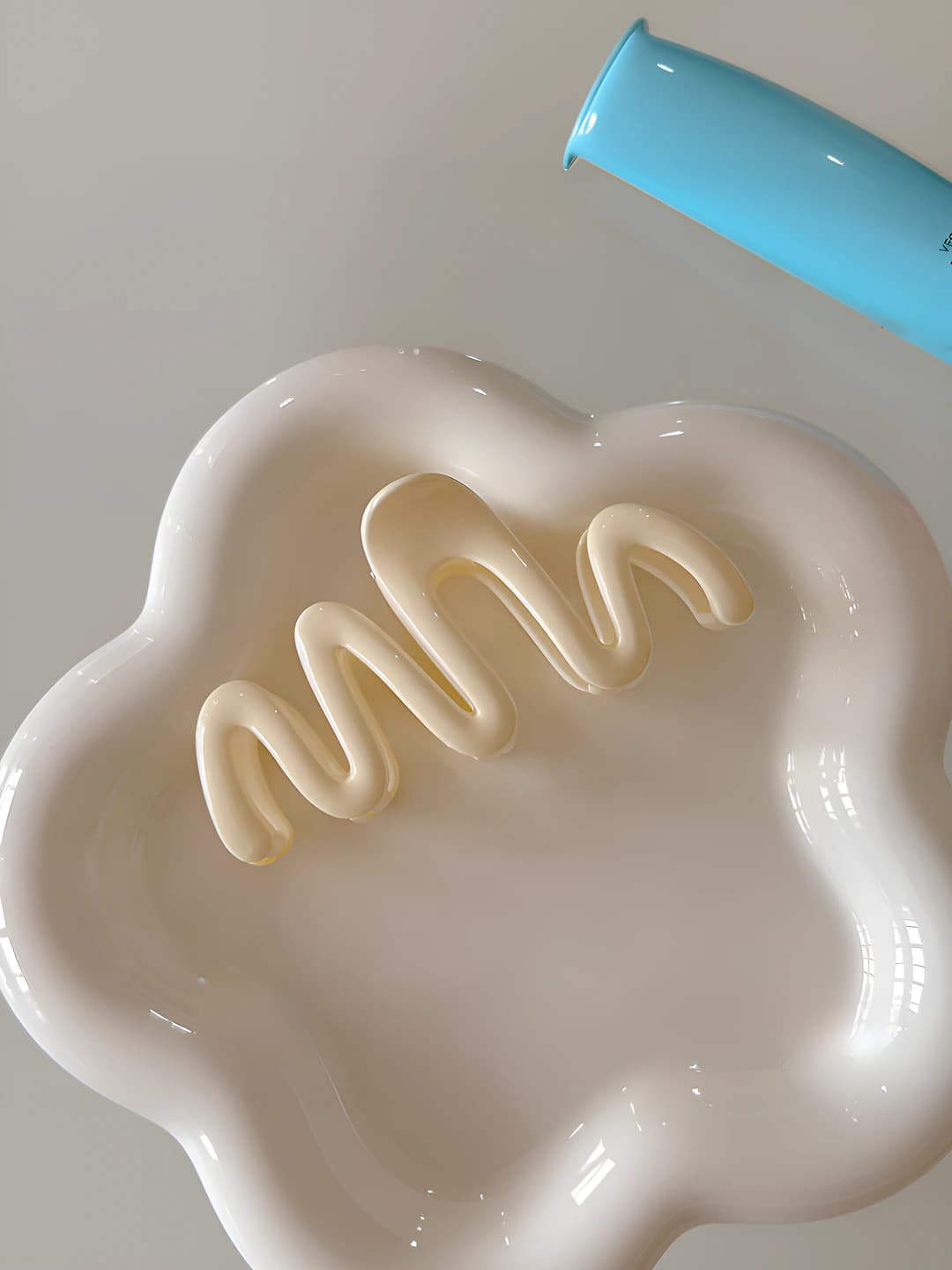 Milk white glossy 11 cm