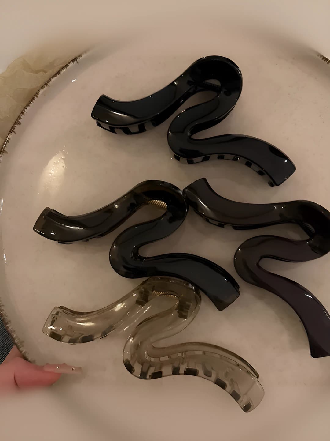 Ayollar uchun katta geometrik shakldagi akula qisqich soch toʻgʻnagʻichi, plastik va rezinadan, drop oil texnologiyasi, minimalizm uslubidagi soch aksessuari