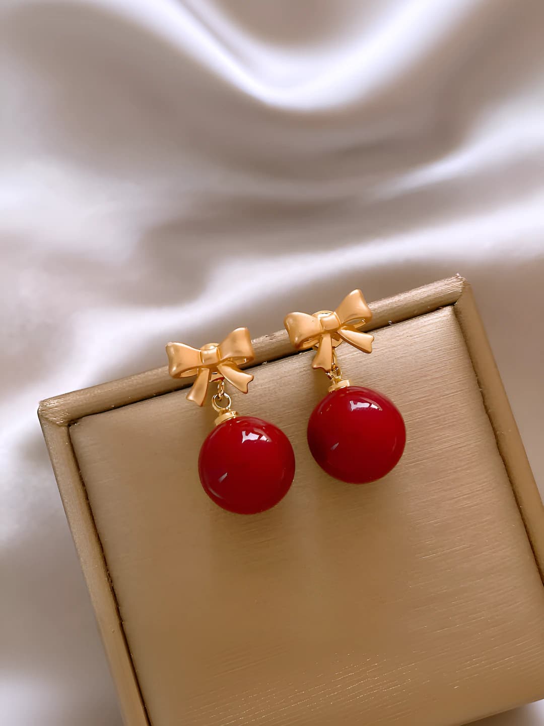 Gold bow, red pearl