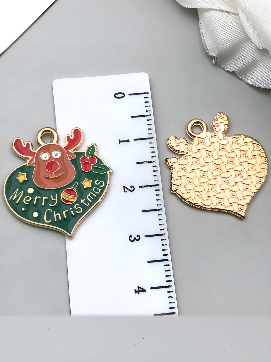 Зелёный олень в форме сердца 23x22mm-1.8g