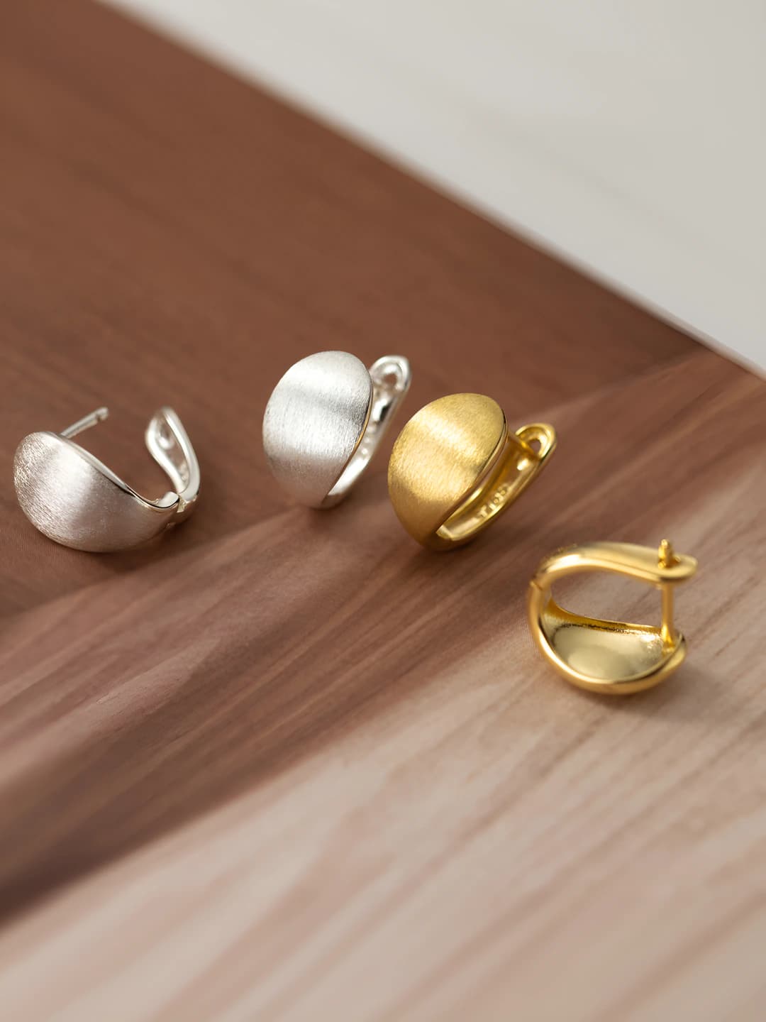 Women's geometric earrings, glossy surface, egg-shaped, with pearl inlays, gold color, light luxury style