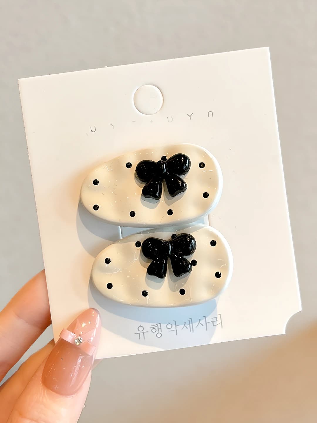 White clip, black bow 4 cm