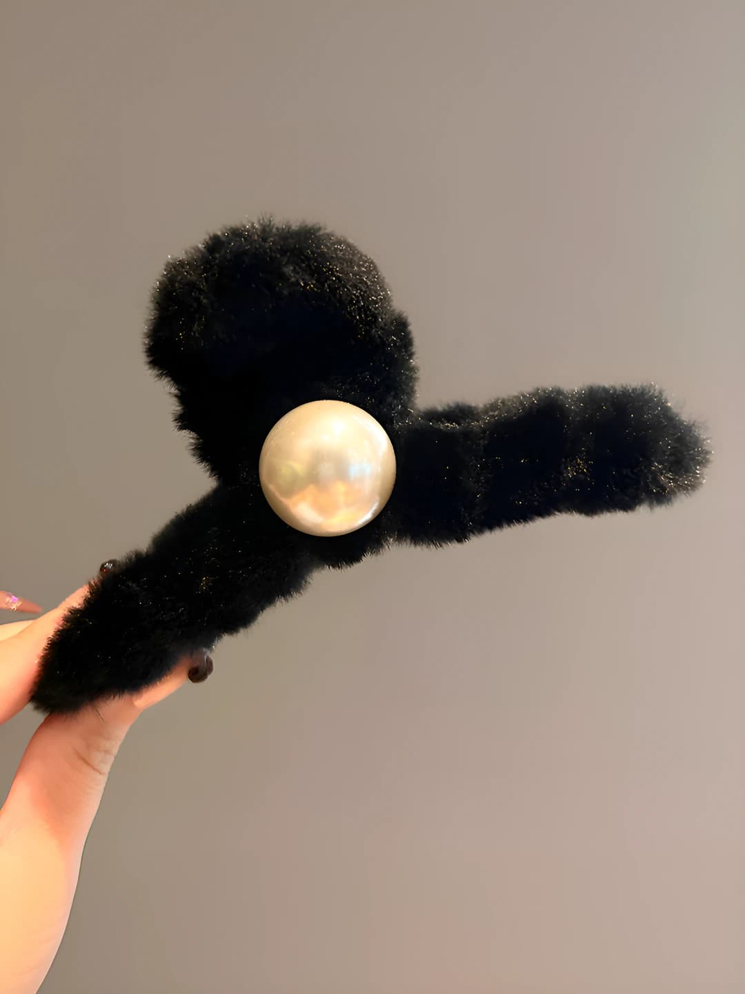 Black fluffy pearl claw clip - 13 cm