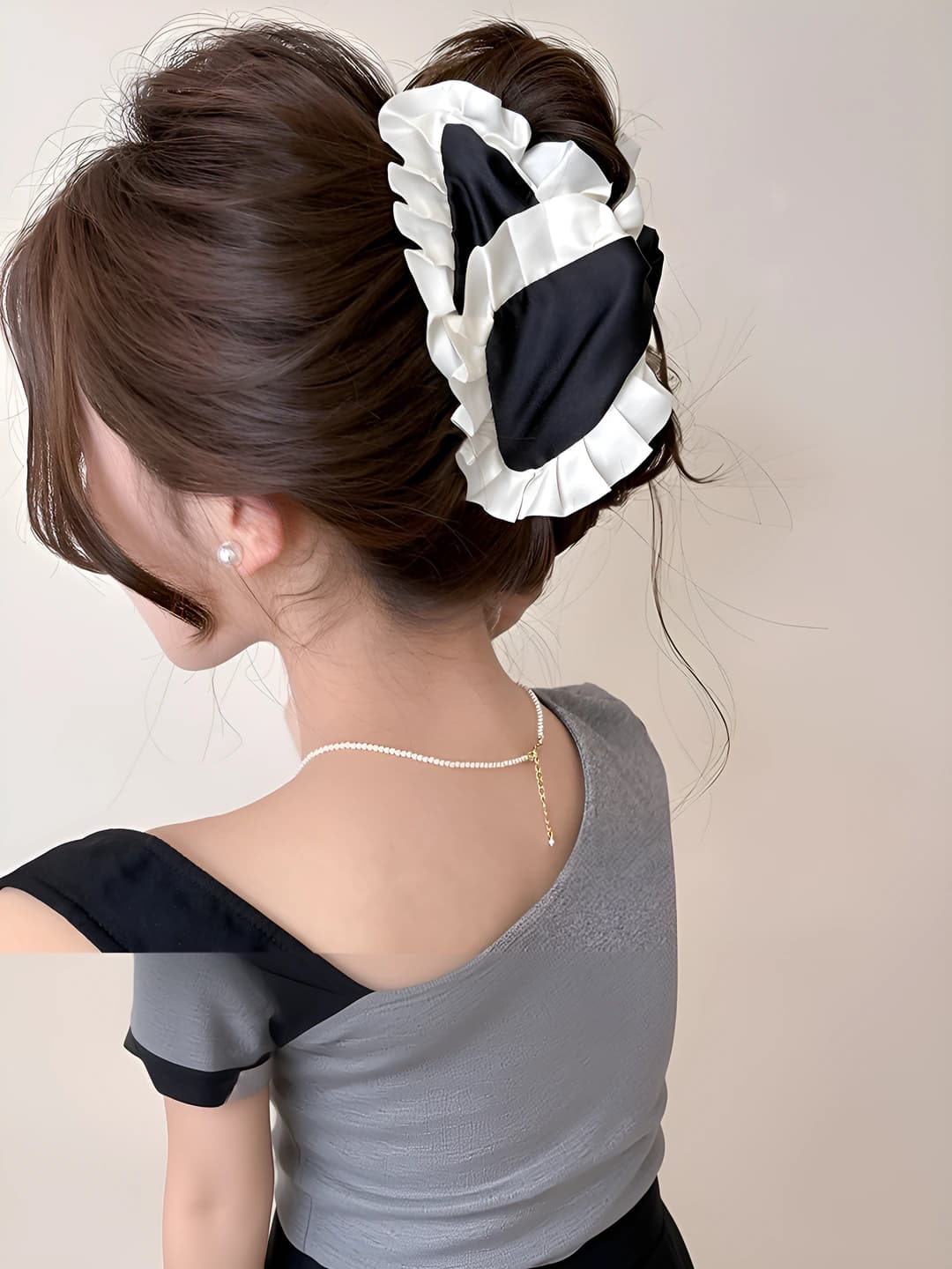 5# White floral edge triangle claw clip ~13cm
