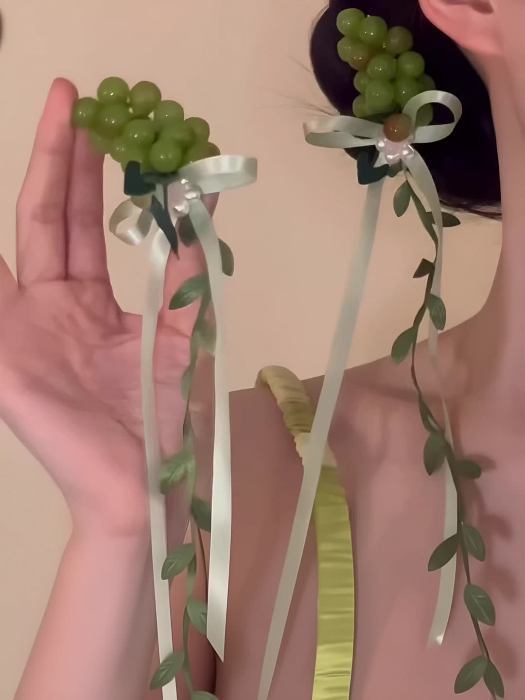 Women's hair clips and combs: green grape-shaped hair clip with ribbon, made of zinc alloy, in hanfu style