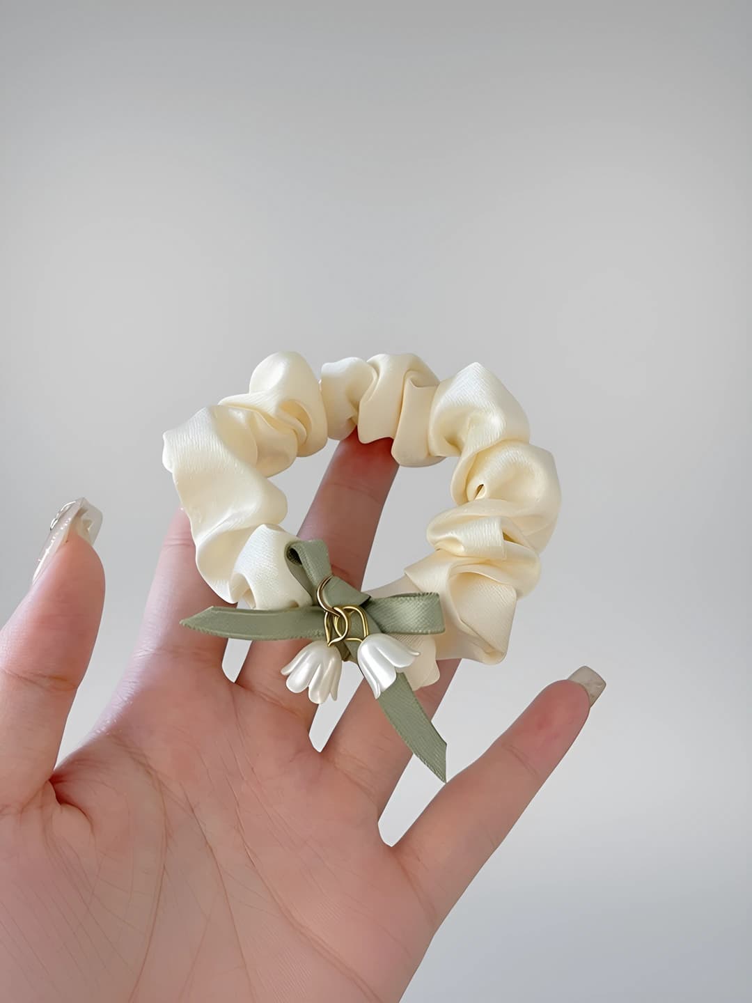 1# Beige floral bow