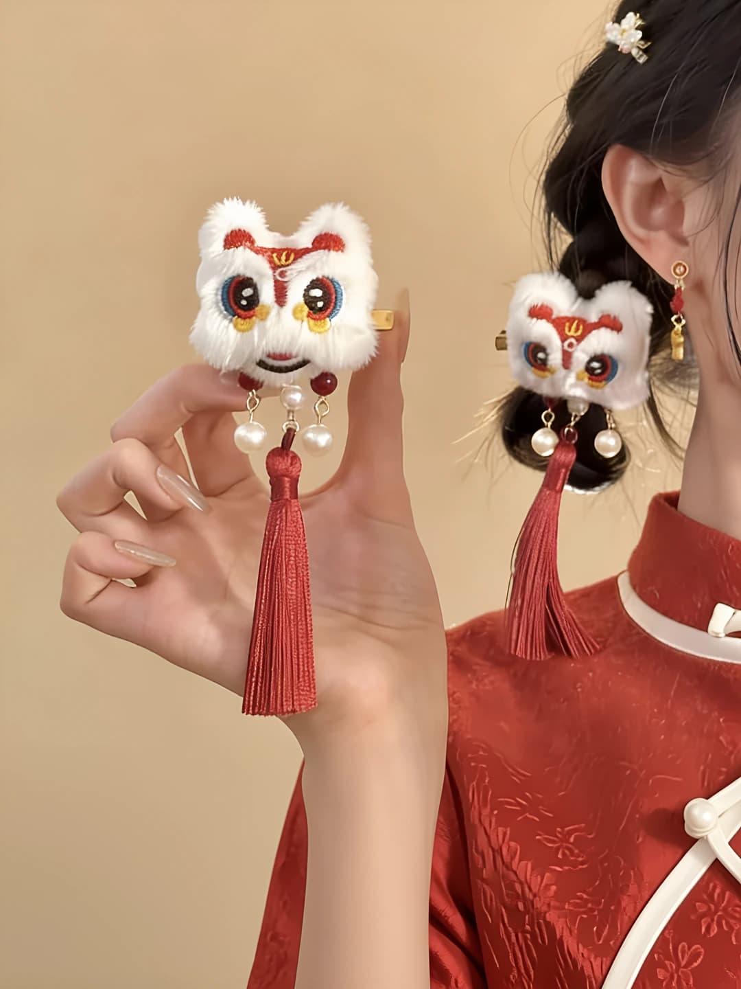 Lucky lion curtain hair clips pair