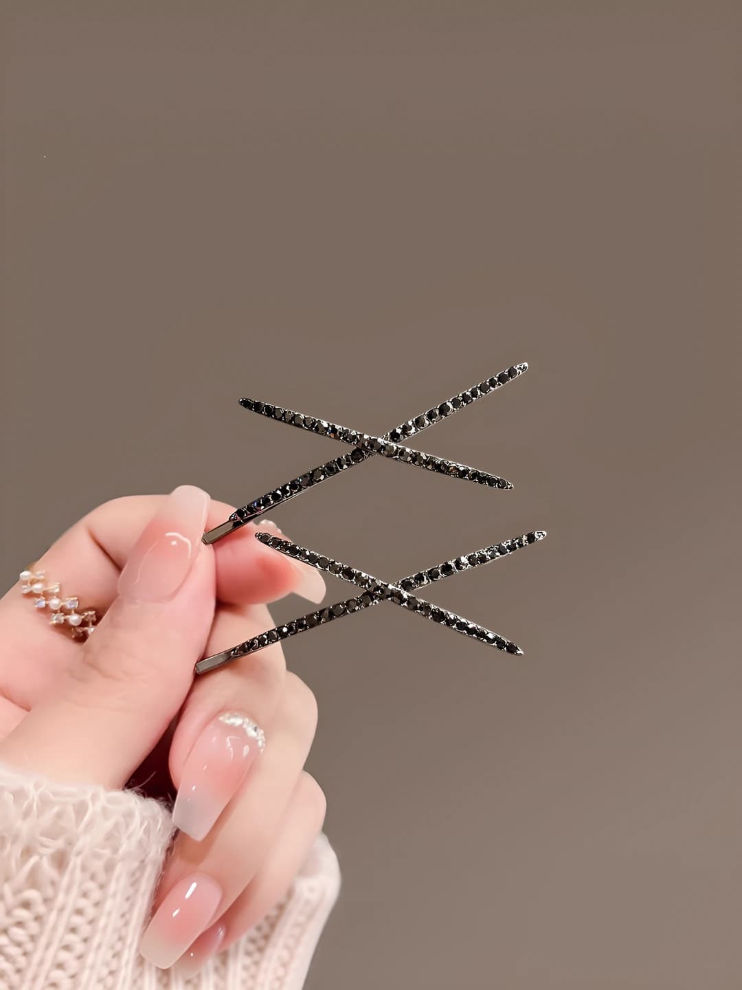 Crossed double barrette