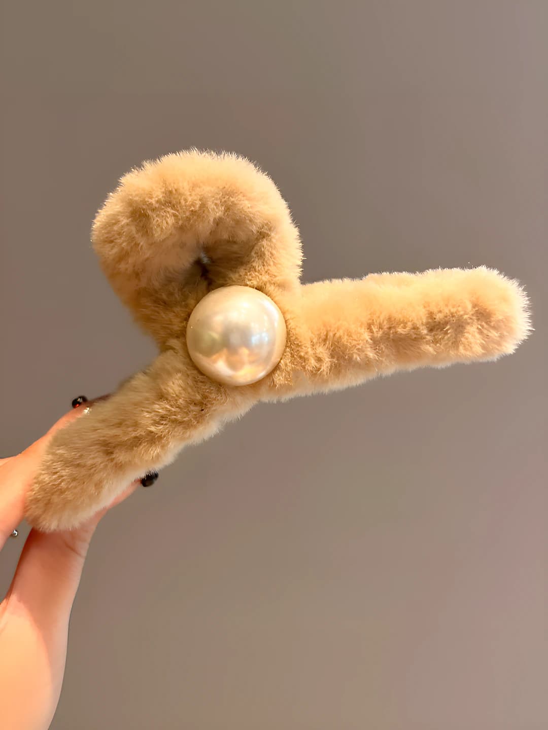 Light coffee fluffy pearl claw clip - 13 cm