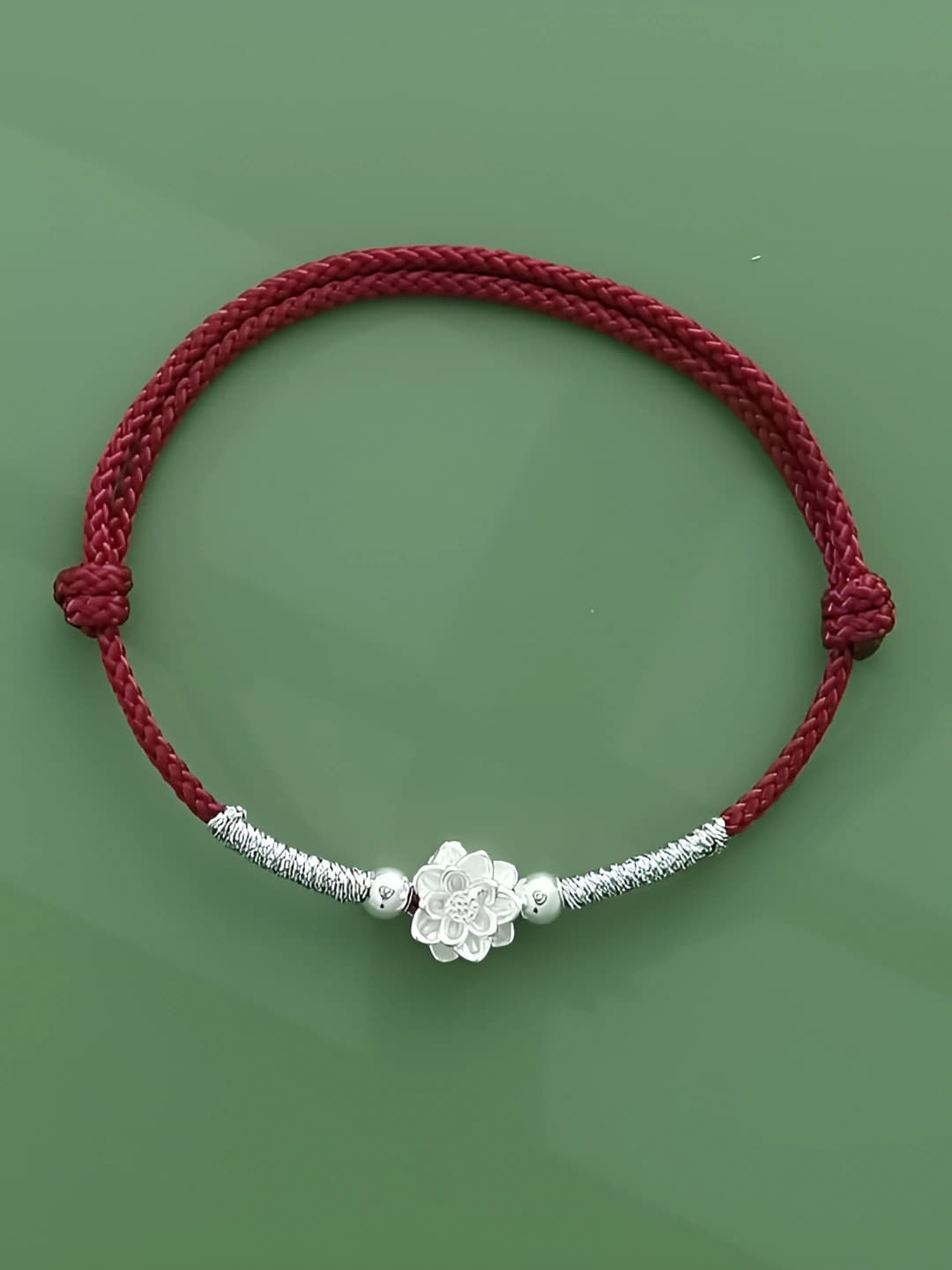 S401 серебряный браслет с лотосом (красная нить)