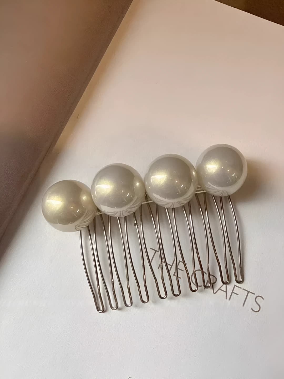 Pearl off-white comb