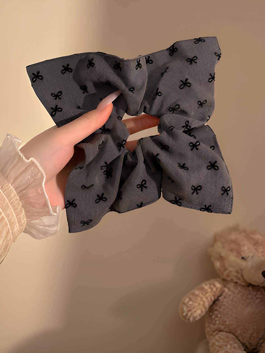 Grey bow square 22 cm