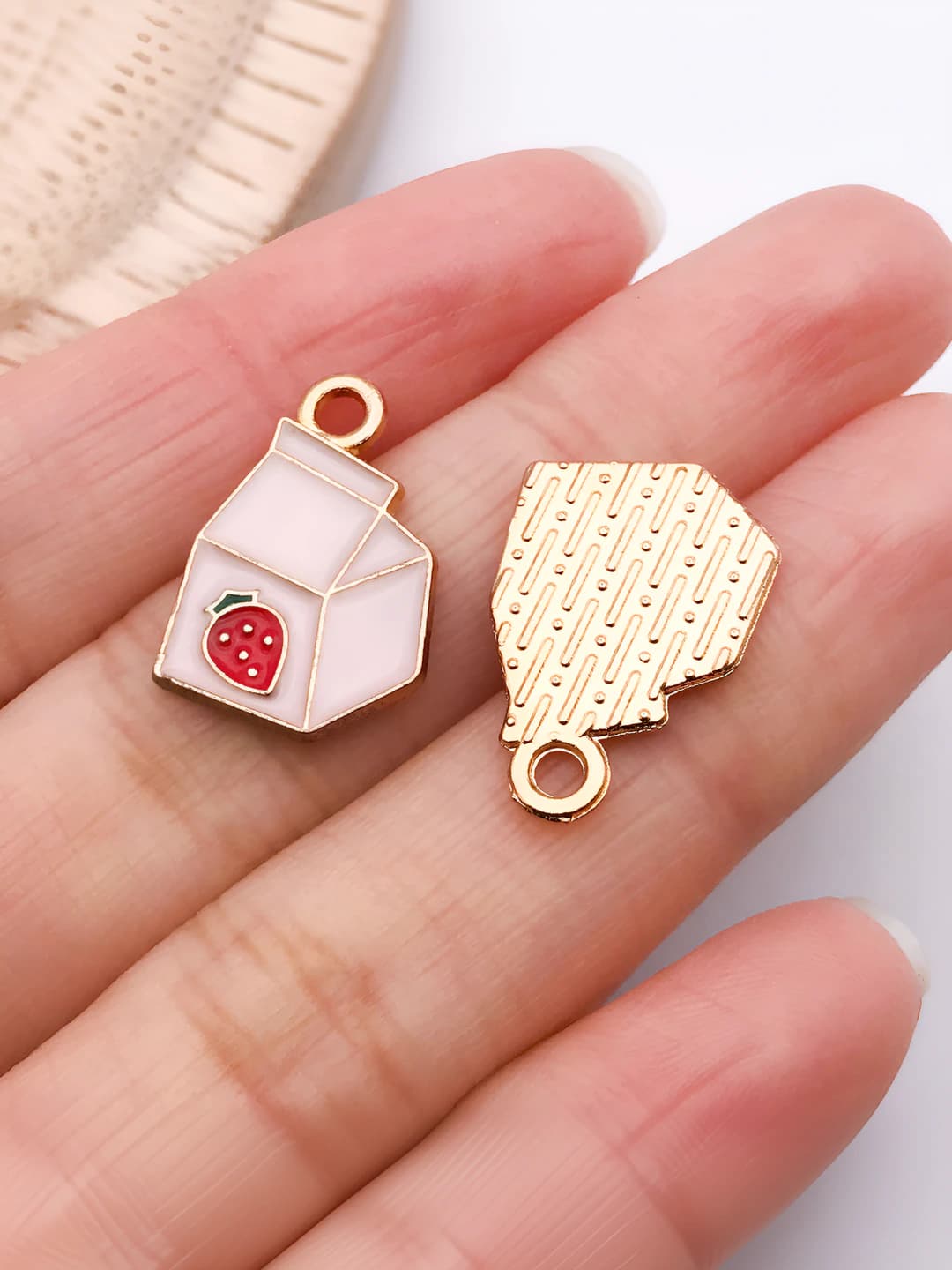 1 pink milk carton, 19x13x1mm, 0.8g