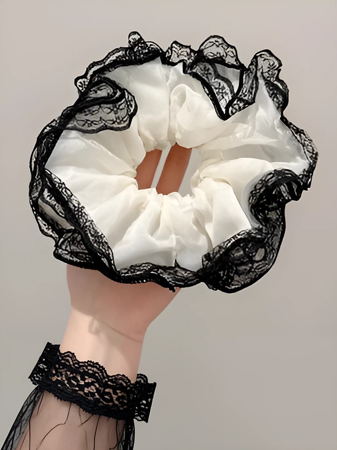 White lace edge 2 layers - 17 cm