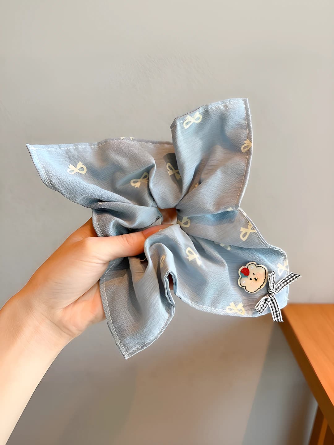 Blue bow, square