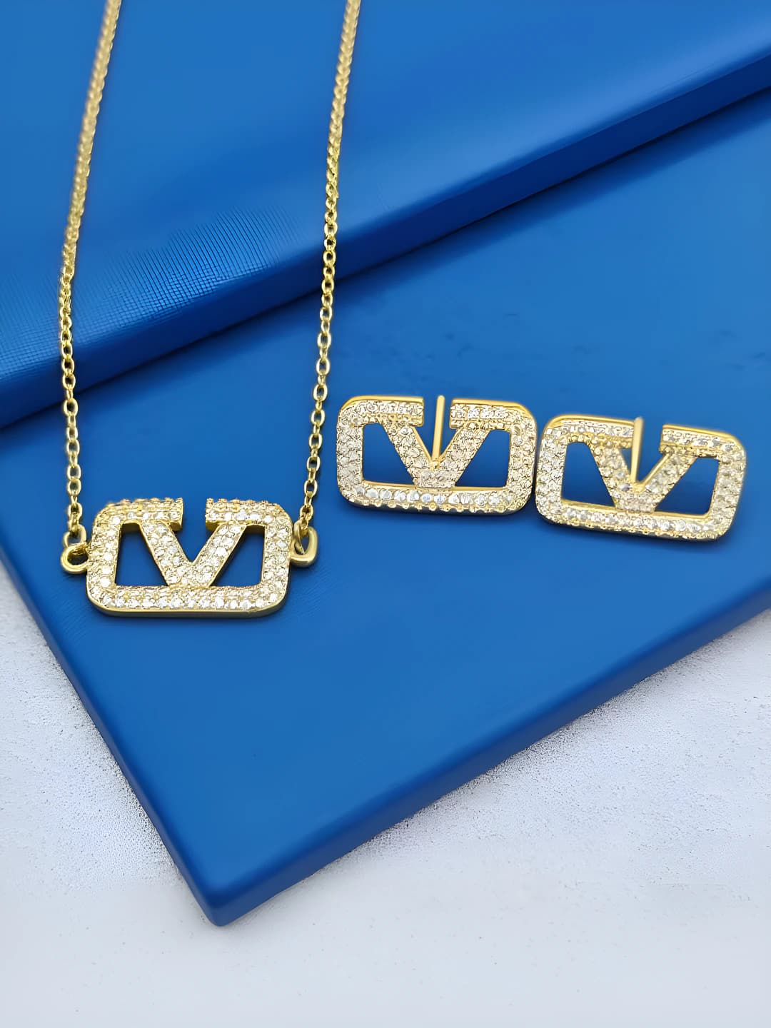 569 Letter V set - Gold