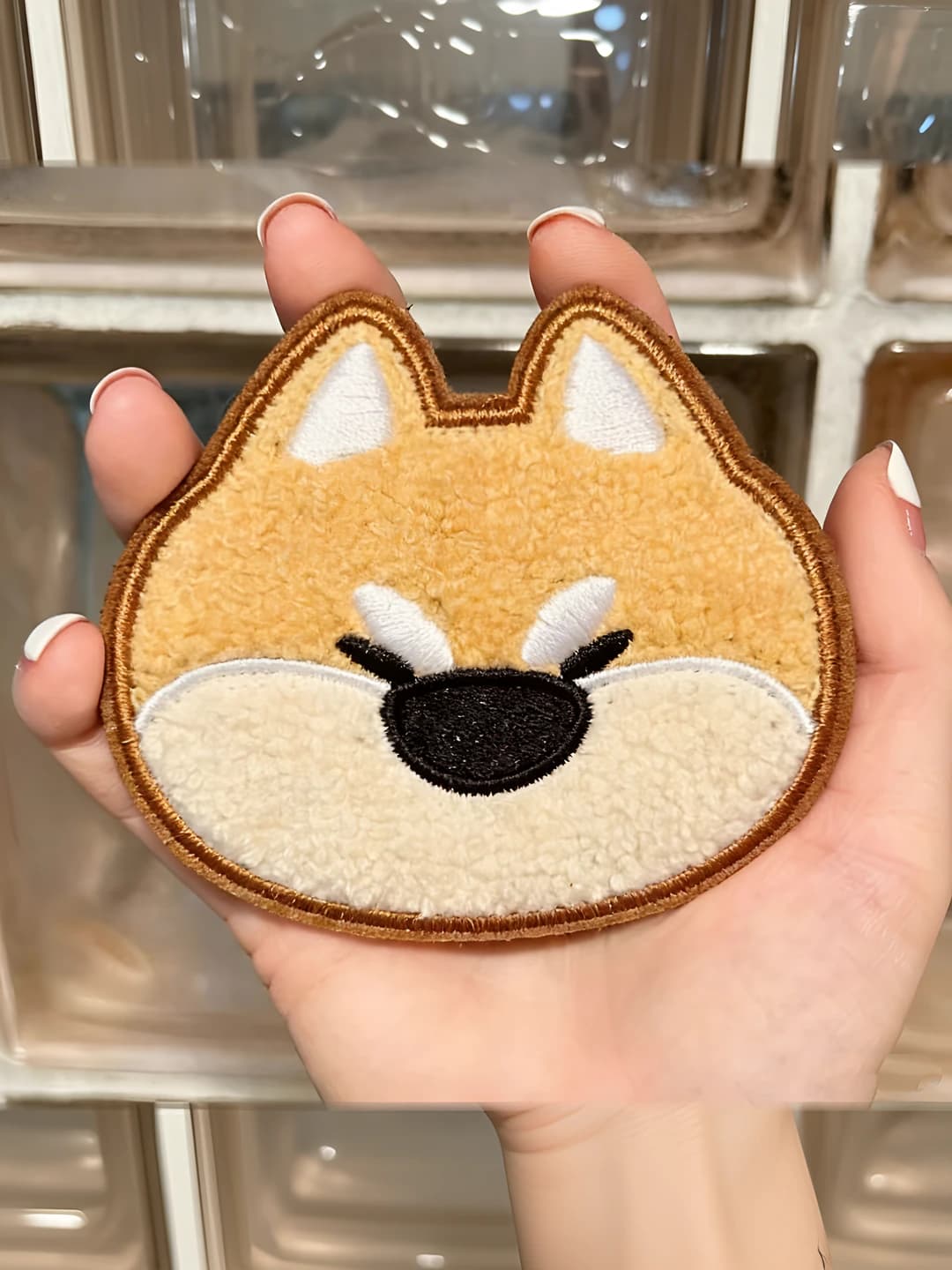Sariq shiba inu soch qisqichi