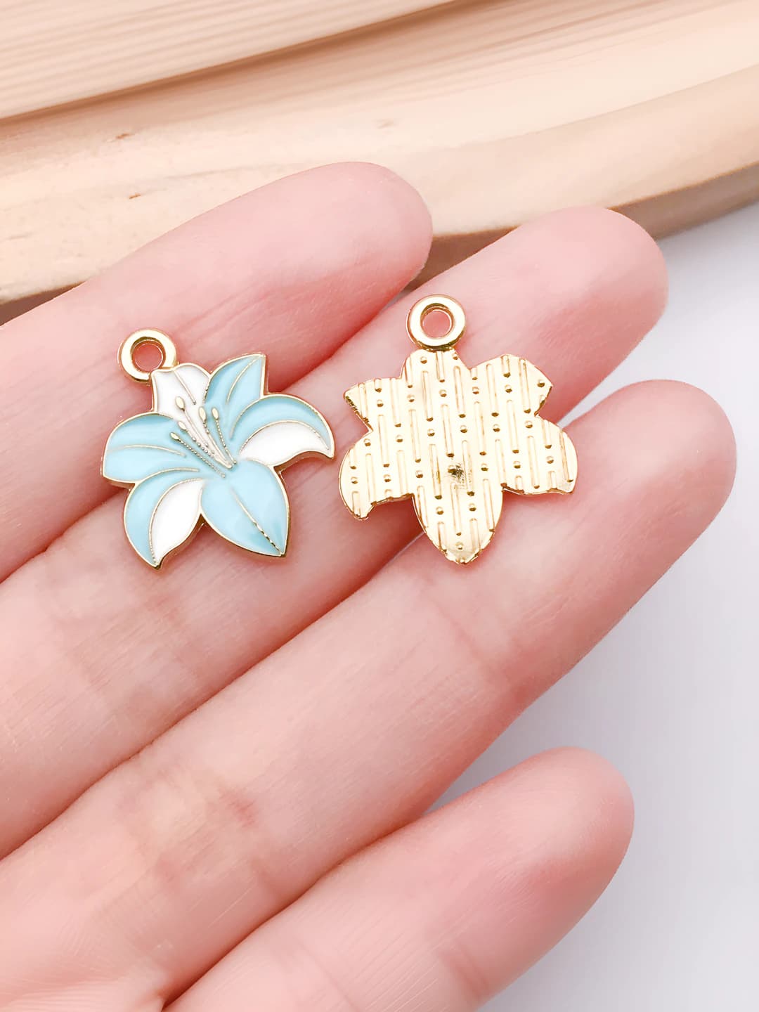 1 dona Ko'l ko'k ikki rangli liliya 19x16x2mm-0.8g